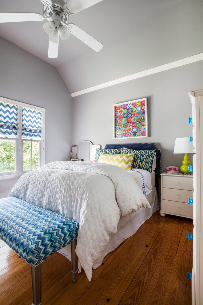 Ejemplo de dormitorio infantil clásico grande con paredes grises y suelo de madera en tonos medios