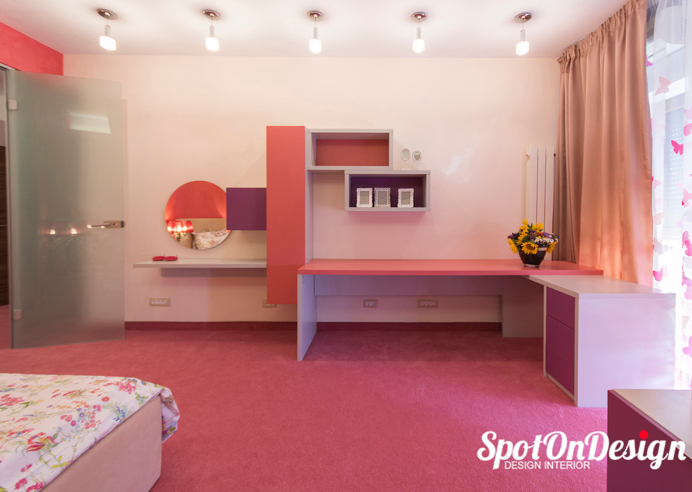 Modelo de dormitorio infantil ecléctico grande con paredes rosas y moqueta
