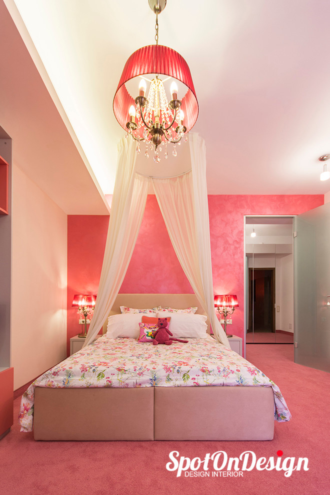 Immagine di una grande cameretta per bambini eclettica con pareti rosa e moquette