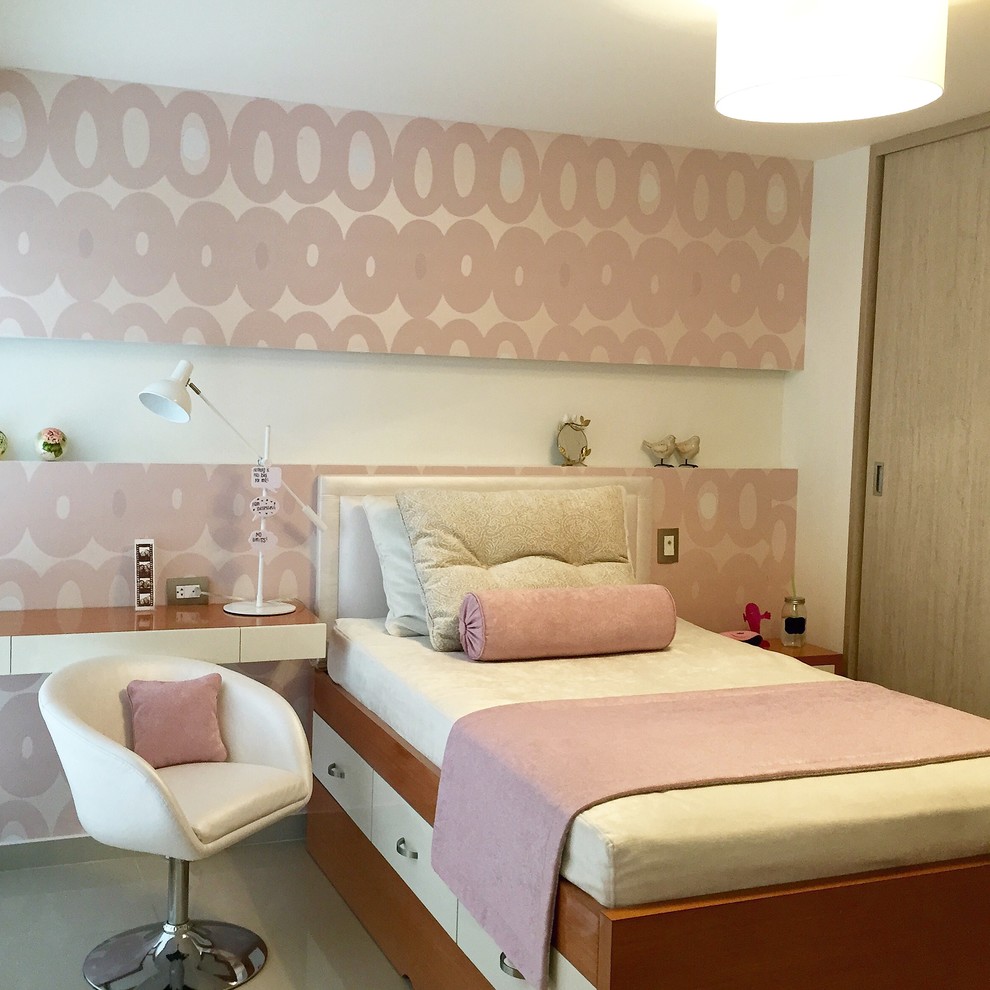 Exempel på ett litet modernt barnrum, med flerfärgade väggar och klinkergolv i keramik