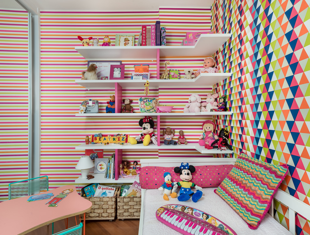Ispirazione per una piccola cameretta per bambini moderna con pareti multicolore