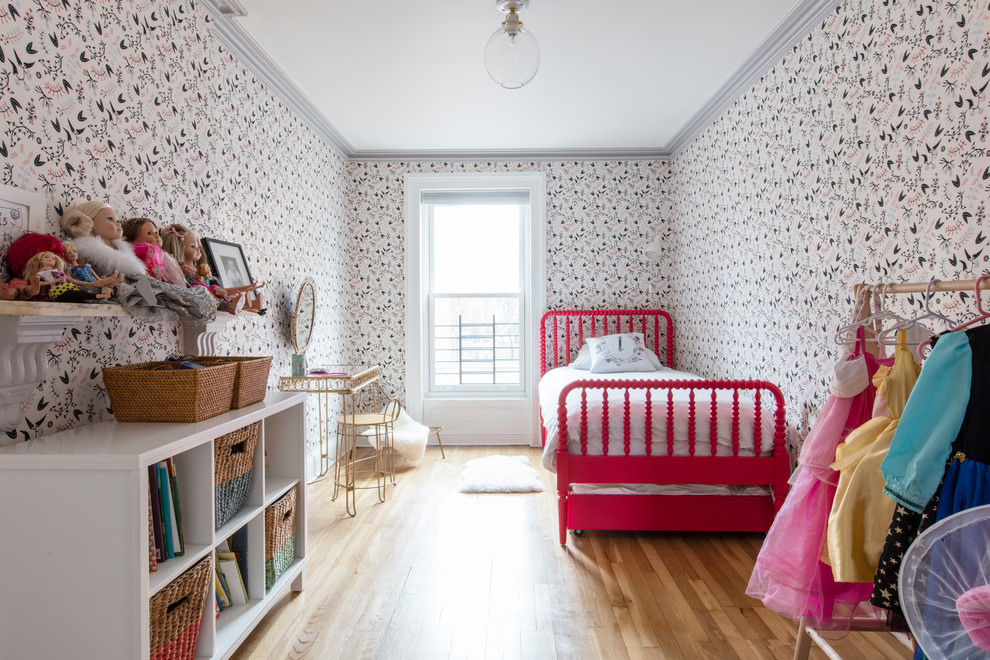 ニューヨークにあるトランジショナルスタイルのおしゃれな子供の寝室 (マルチカラーの壁、無垢フローリング、茶色い床) の写真