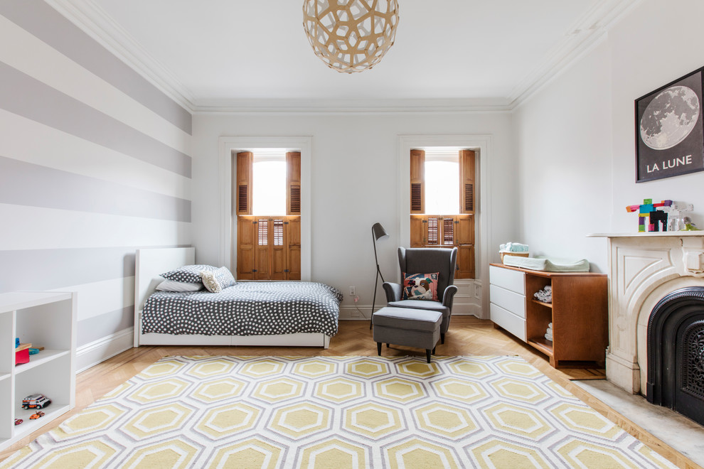 Idéer för att renovera ett vintage könsneutralt barnrum kombinerat med sovrum, med vita väggar, mellanmörkt trägolv och brunt golv