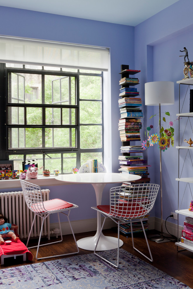 Cette photo montre une chambre d'enfant tendance avec un mur bleu.