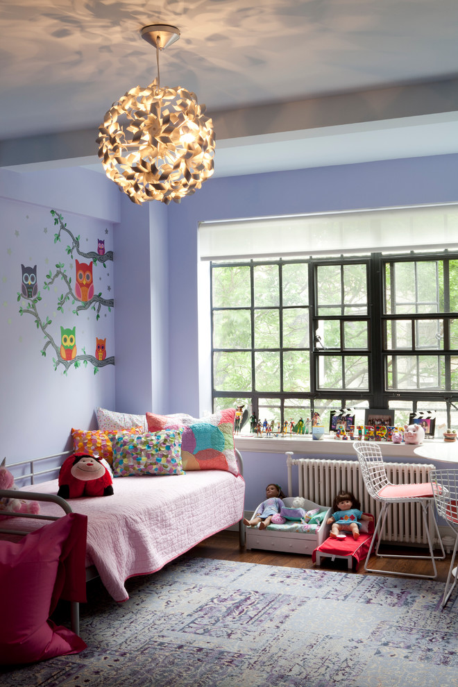 Inspiration för moderna barnrum kombinerat med sovrum, med lila väggar