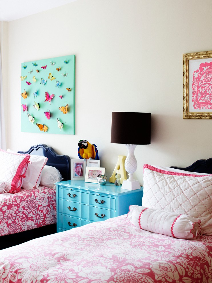 Bild på ett mellanstort vintage flickrum kombinerat med sovrum och för 4-10-åringar, med beige väggar