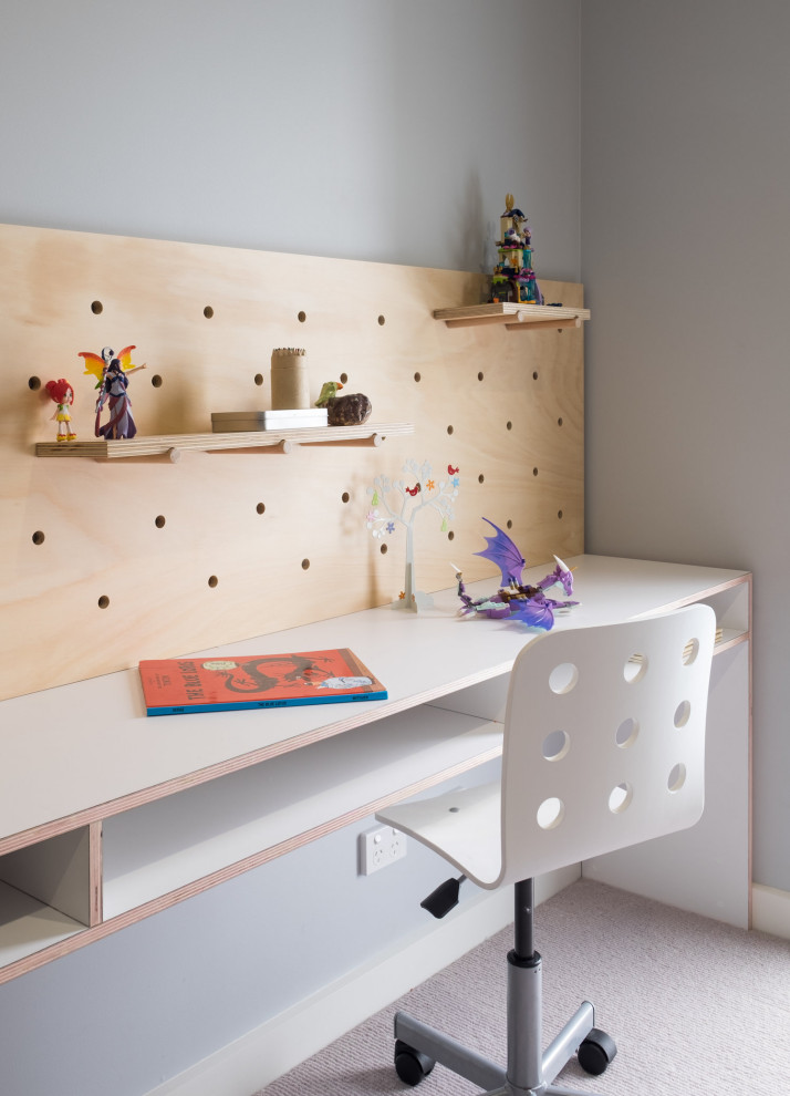 Cette photo montre une chambre de garçon de 4 à 10 ans tendance de taille moyenne avec un mur gris, un bureau, moquette et un sol gris.