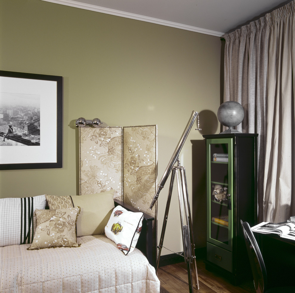 Aménagement d'une chambre de garçon classique avec un mur vert.