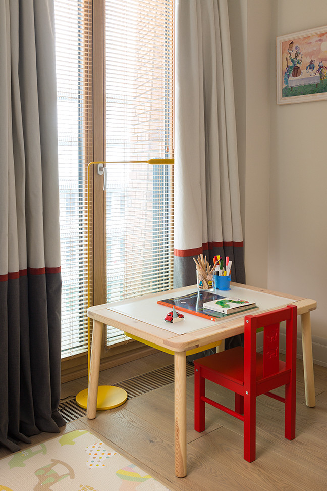 Bild på ett funkis könsneutralt småbarnsrum kombinerat med skrivbord, med beige väggar, ljust trägolv och beiget golv