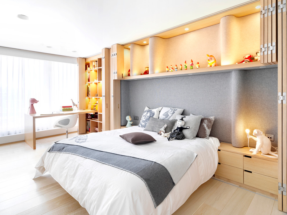 Ejemplo de dormitorio infantil de 4 a 10 años contemporáneo de tamaño medio con paredes blancas y suelo de madera clara