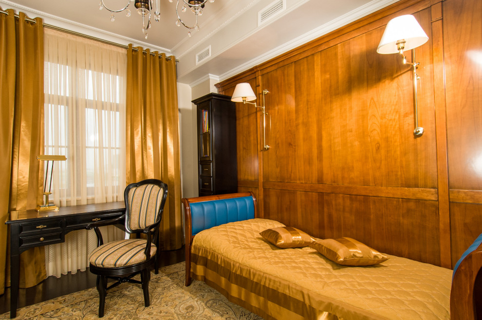 Mittelgroßes Klassisches Kinderzimmer mit Schlafplatz, beiger Wandfarbe, dunklem Holzboden, braunem Boden, eingelassener Decke und Tapetenwänden