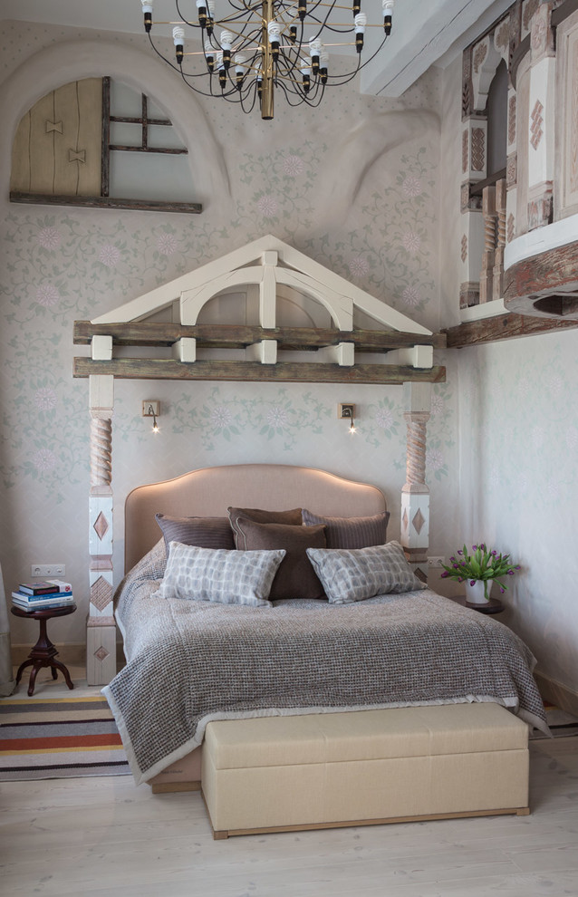 Exemple d'une chambre d'enfant méditerranéenne avec un mur multicolore et parquet clair.