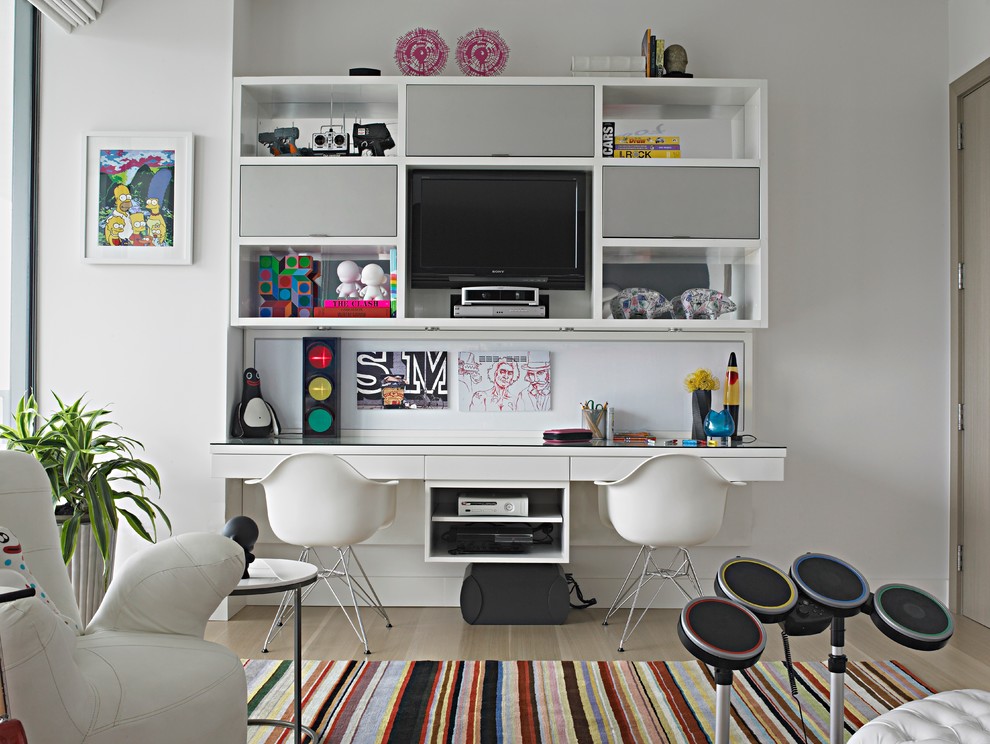 Idéer för att renovera ett stort funkis könsneutralt tonårsrum kombinerat med skrivbord, med vita väggar, mellanmörkt trägolv och beiget golv
