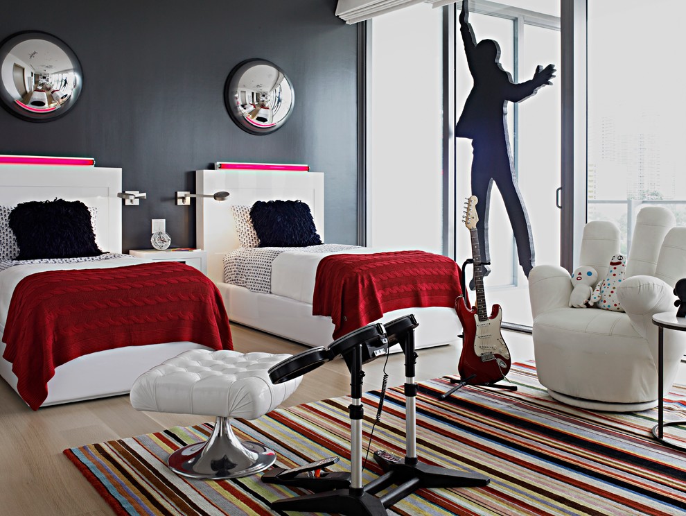 Imagen de habitación infantil unisex actual con paredes negras y suelo de madera en tonos medios
