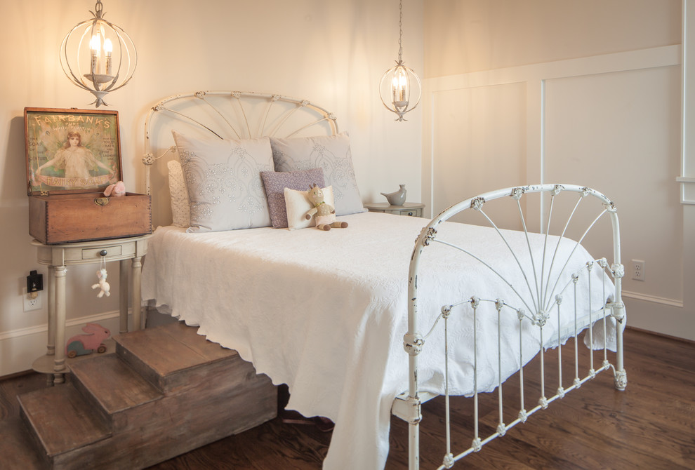 Mittelgroßes Landhaus Mädchenzimmer mit Schlafplatz, weißer Wandfarbe, braunem Holzboden und braunem Boden in Sonstige