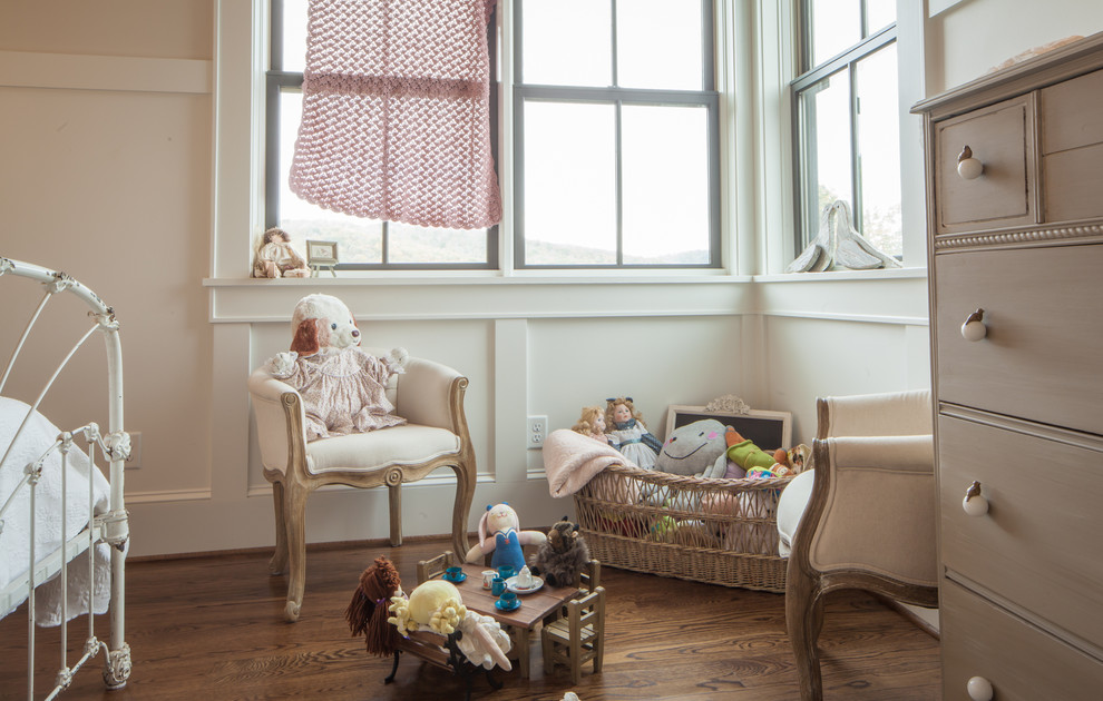 Foto på ett mellanstort lantligt flickrum kombinerat med sovrum och för 4-10-åringar, med vita väggar, mellanmörkt trägolv och brunt golv