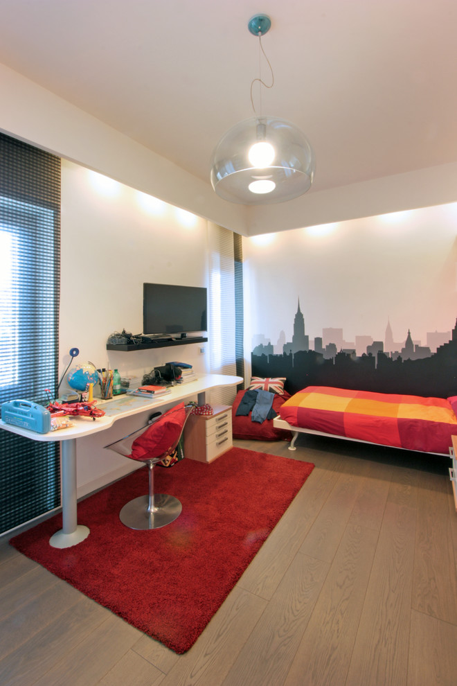 Exemple d'une chambre d'enfant de 4 à 10 ans moderne de taille moyenne avec un mur blanc et un sol en bois brun.