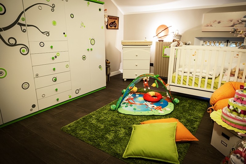 Modelo de dormitorio infantil de 1 a 3 años contemporáneo de tamaño medio con paredes beige y suelo de baldosas de cerámica