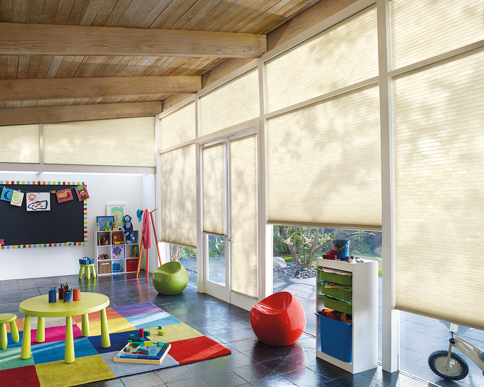 Modelo de dormitorio infantil de 4 a 10 años clásico grande con paredes blancas, suelo de pizarra y suelo gris