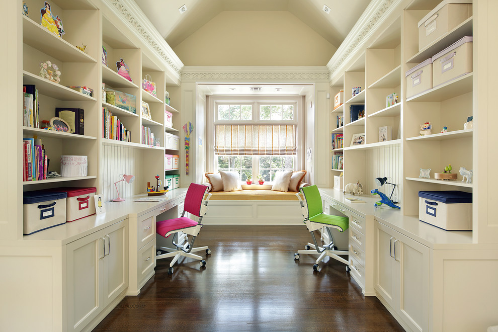 Inspiration pour une grande chambre d'enfant traditionnelle avec un bureau.