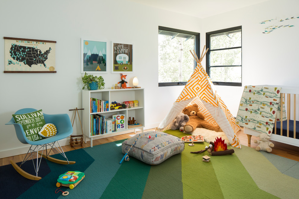 Foto på ett 50 tals könsneutralt småbarnsrum kombinerat med lekrum, med vita väggar och mellanmörkt trägolv