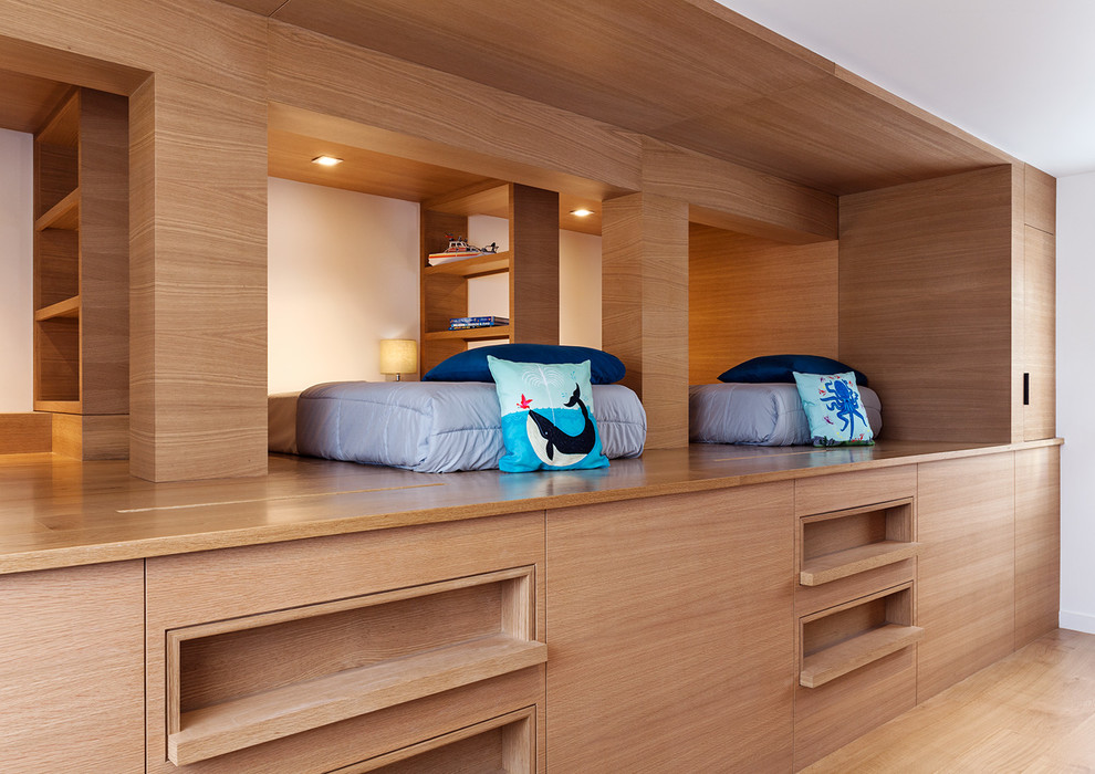 Foto de dormitorio infantil costero con paredes blancas y suelo de madera clara