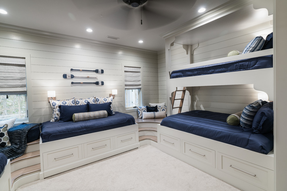 Exempel på ett mellanstort maritimt könsneutralt barnrum kombinerat med sovrum och för 4-10-åringar, med vita väggar, heltäckningsmatta och vitt golv