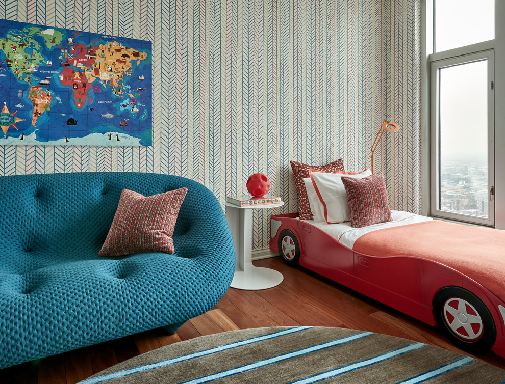 Идея дизайна: детская в современном стиле с спальным местом, разноцветными стенами и паркетным полом среднего тона для ребенка от 1 до 3 лет