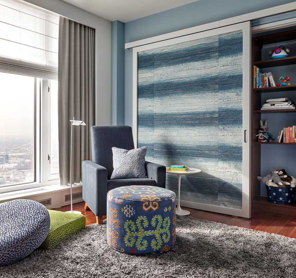 Immagine di una stanza dei giochi contemporanea con pareti blu e pavimento in legno massello medio