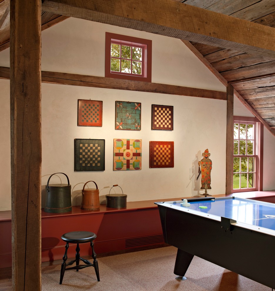 Modelo de cuarto de juegos de estilo de casa de campo grande con paredes blancas y suelo de madera en tonos medios