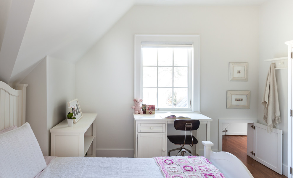 Diseño de dormitorio infantil actual con paredes blancas y suelo de madera en tonos medios