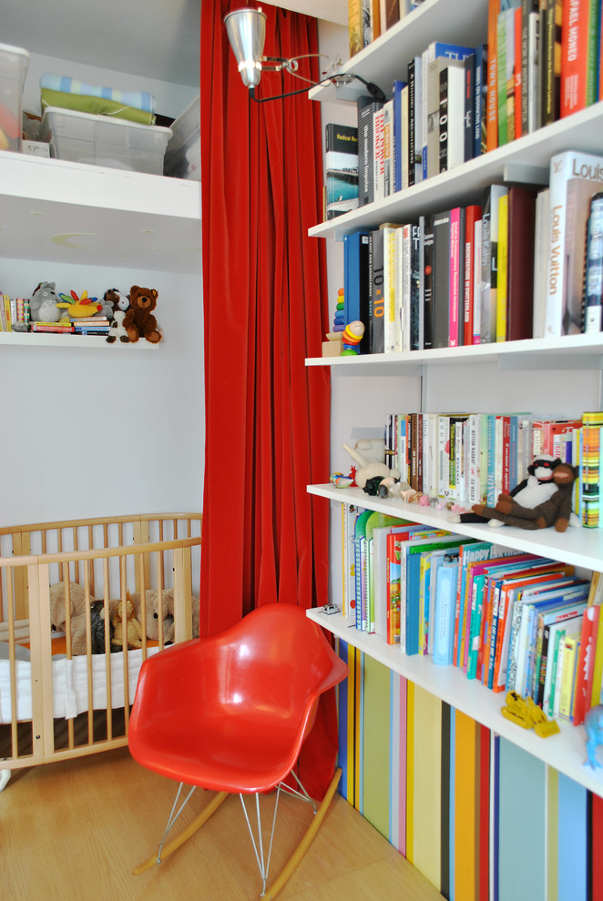 Cette image montre une petite chambre d'enfant de 4 à 10 ans design avec un mur multicolore et un sol en contreplaqué.