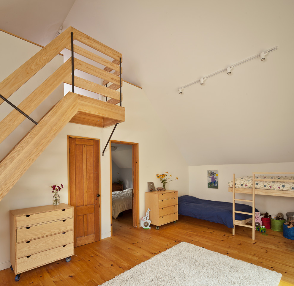 Aménagement d'une chambre d'enfant contemporaine avec un mur blanc.
