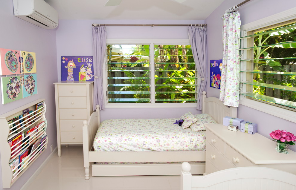 Exemple d'une chambre d'enfant exotique avec un mur violet.
