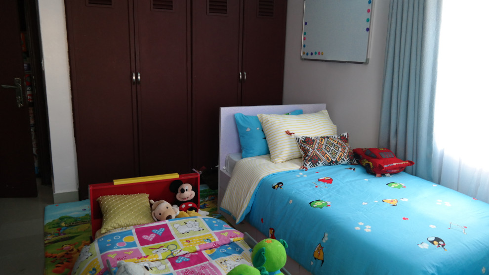 Small minimalist gender-neutral ceramic tile kids' room photo in Other