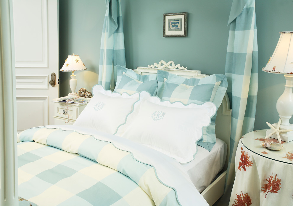 Foto på ett mellanstort flickrum kombinerat med sovrum och för 4-10-åringar, med blå väggar och mörkt trägolv