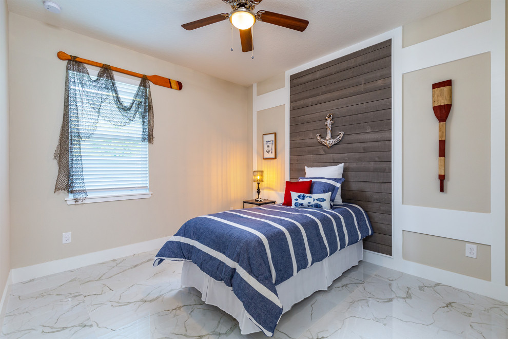 Neutrales Maritimes Kinderzimmer mit Schlafplatz, beiger Wandfarbe, Marmorboden und buntem Boden in Tampa
