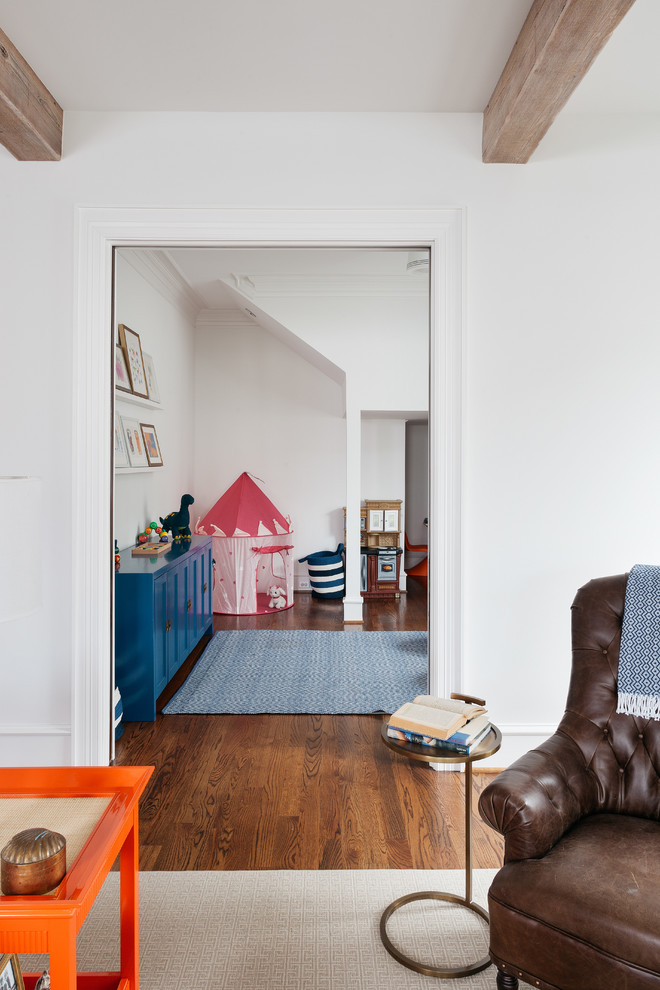 Imagen de dormitorio infantil de 4 a 10 años clásico con paredes blancas y suelo de madera en tonos medios