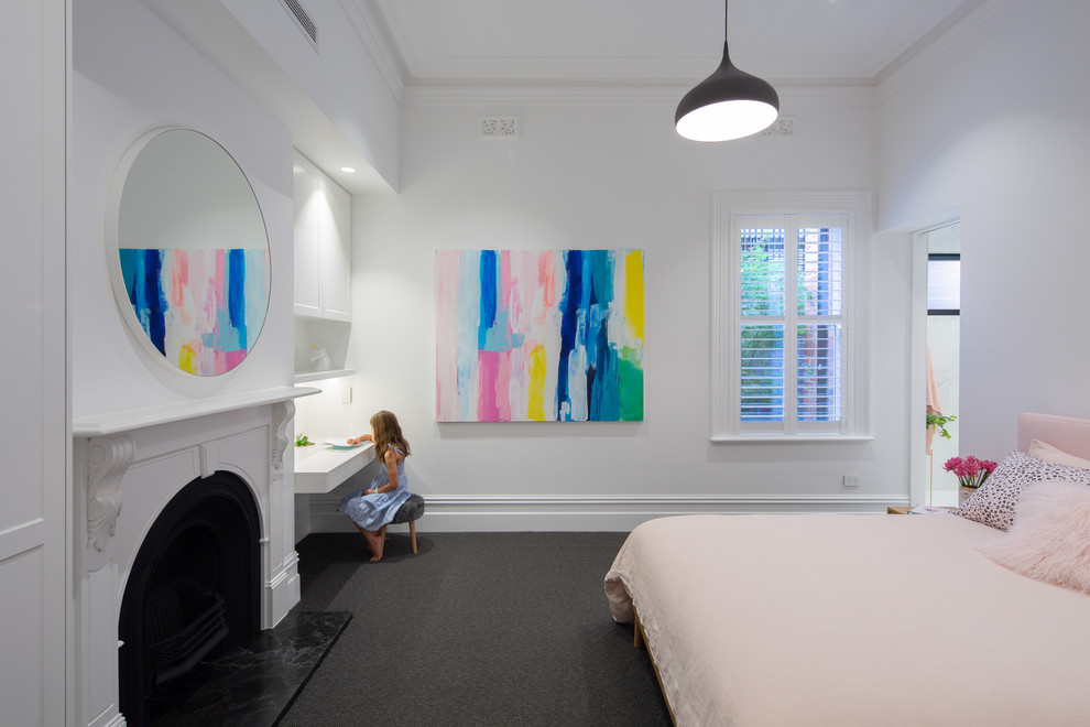 Exempel på ett klassiskt flickrum kombinerat med sovrum, med vita väggar, heltäckningsmatta och grått golv