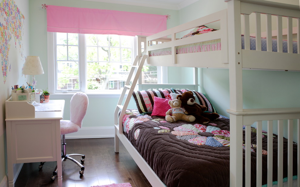 トロントにある小さなトラディショナルスタイルのおしゃれな子供部屋 (濃色無垢フローリング、児童向け、青い壁) の写真
