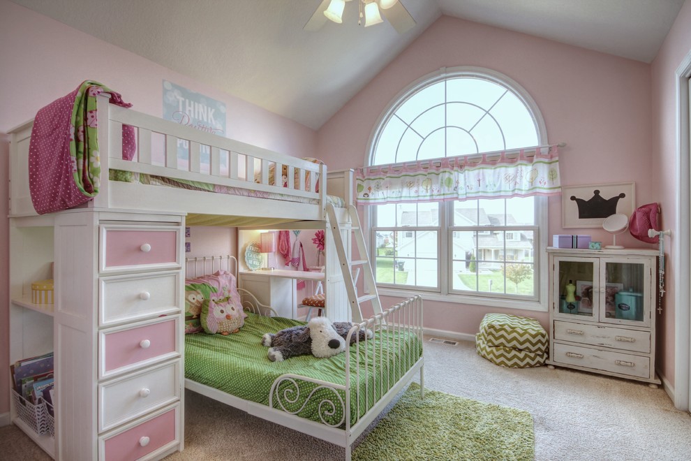 Diseño de dormitorio infantil de 4 a 10 años clásico grande con paredes rosas y moqueta