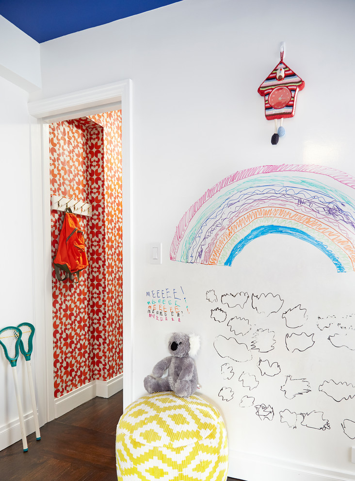 Cette image montre une chambre d'enfant de 4 à 10 ans traditionnelle de taille moyenne avec un mur blanc, moquette et un sol blanc.