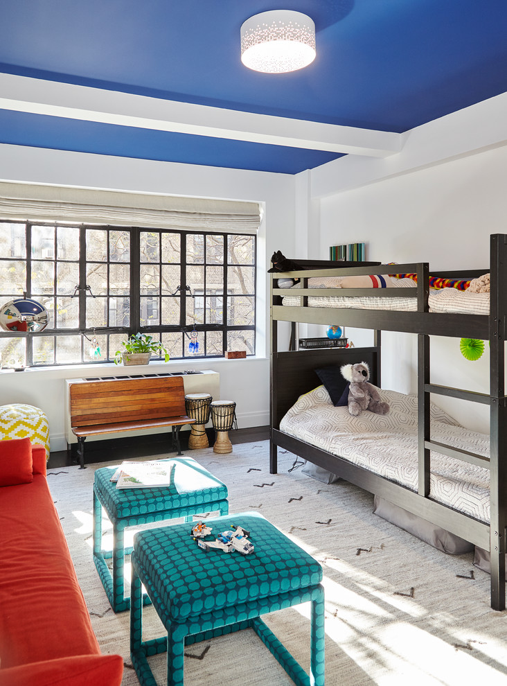 Idéer för att renovera ett mellanstort vintage könsneutralt barnrum kombinerat med sovrum och för 4-10-åringar, med vita väggar, heltäckningsmatta och vitt golv