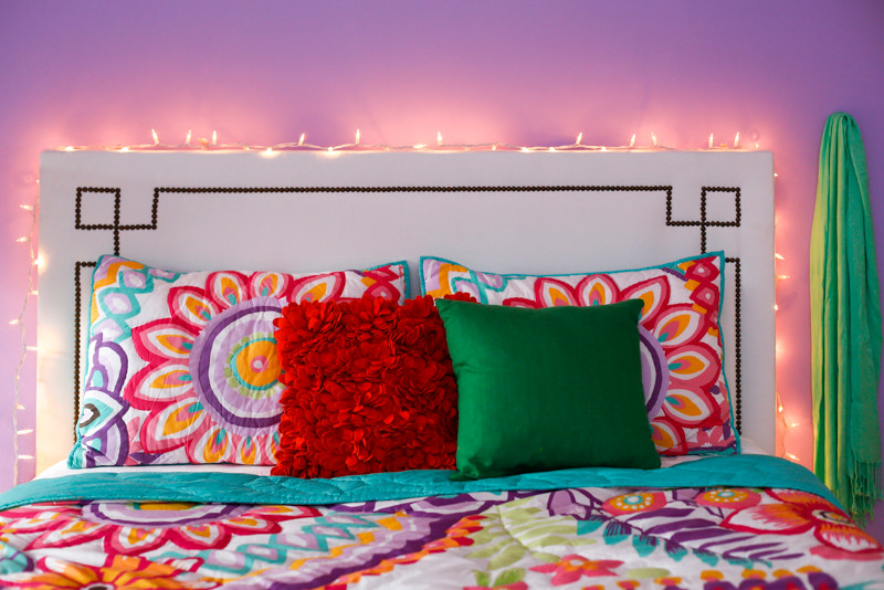 На фото: большая детская в стиле модернизм с спальным местом, фиолетовыми стенами и ковровым покрытием для подростка, девочки