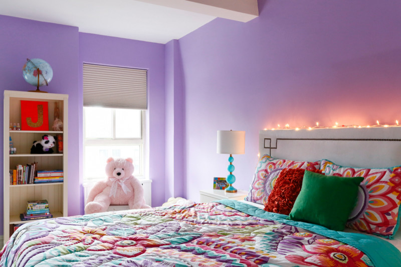 Imagen de dormitorio infantil moderno grande con paredes púrpuras y moqueta