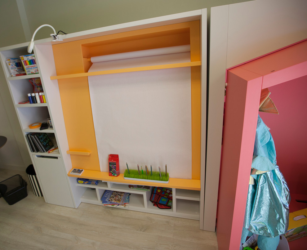 Imagen de dormitorio infantil de 4 a 10 años moderno grande con paredes blancas y suelo de madera clara