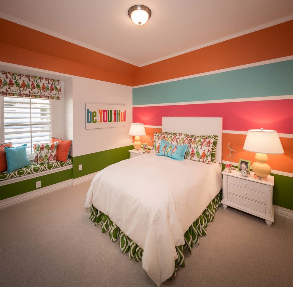 Klassisk inredning av ett barnrum kombinerat med sovrum, med flerfärgade väggar och heltäckningsmatta