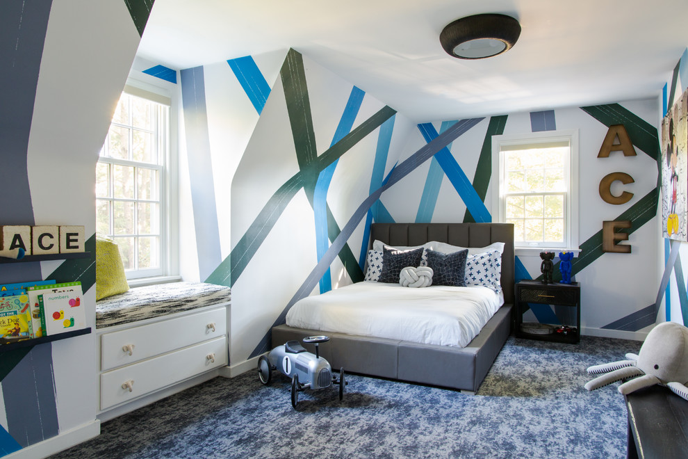 Foto på ett vintage pojkrum kombinerat med sovrum, med flerfärgade väggar, heltäckningsmatta och blått golv