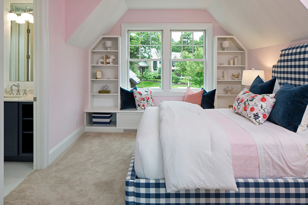 Aménagement d'une chambre d'enfant bord de mer avec un mur rose et moquette.