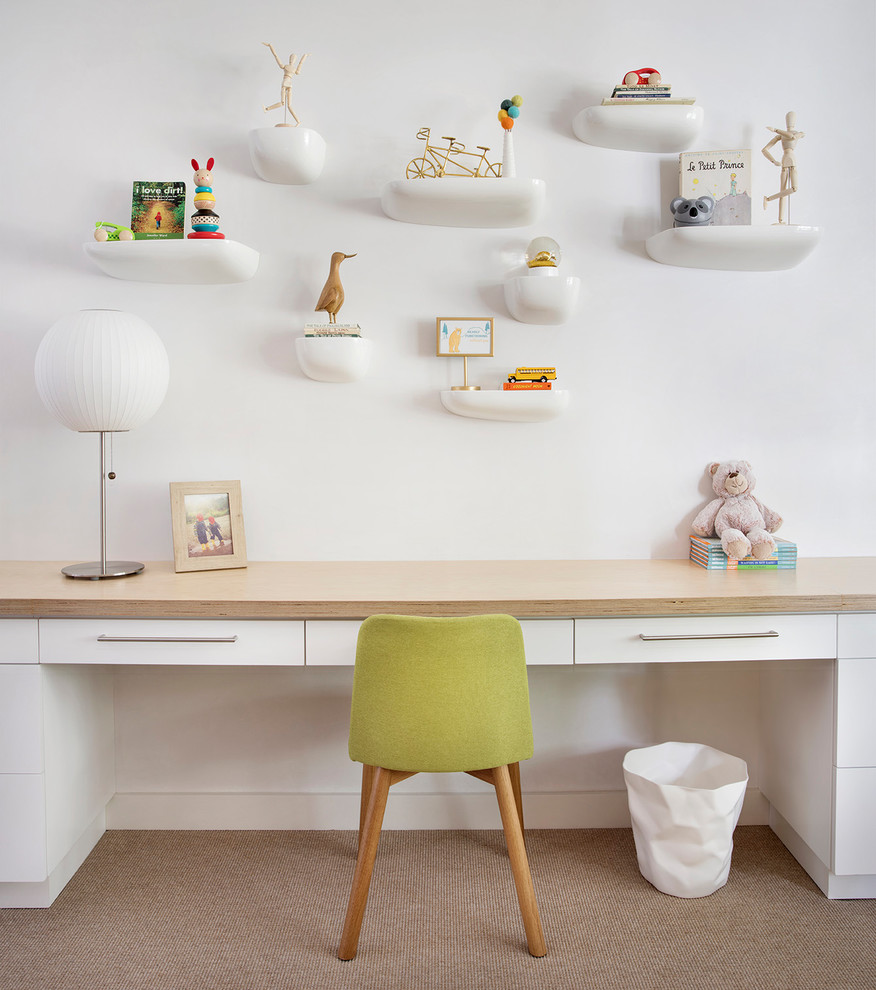 Nordisk inredning av ett könsneutralt barnrum kombinerat med skrivbord och för 4-10-åringar, med vita väggar, heltäckningsmatta och beiget golv